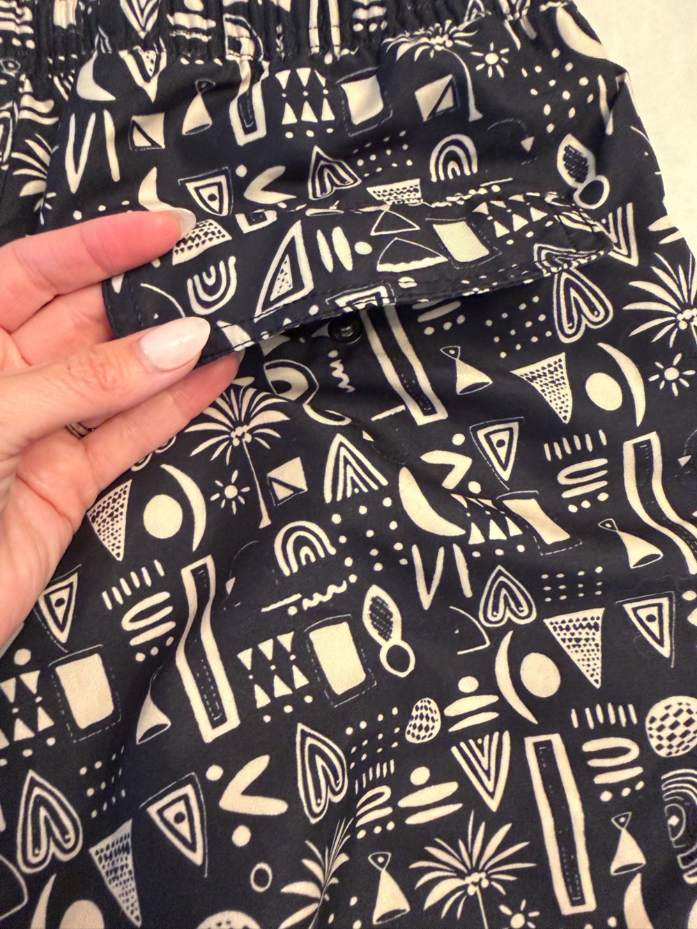 EUC! Onia The Calder Board Shorts Swim Trunks Black Tan Tribal Geo 7.5", sz S - Picture 7 of 12
